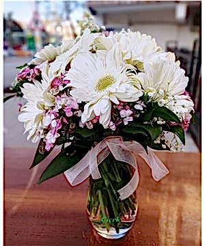 Paşabahçe Vazoda Beyaz Gerbera ve Hüsnü Yusuf